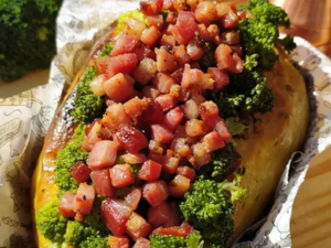 Batata Recheada de Brócolis com Bacon